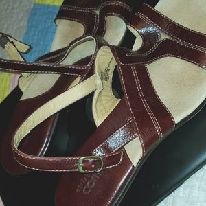Size 7 1\2 strictly comfort sandals